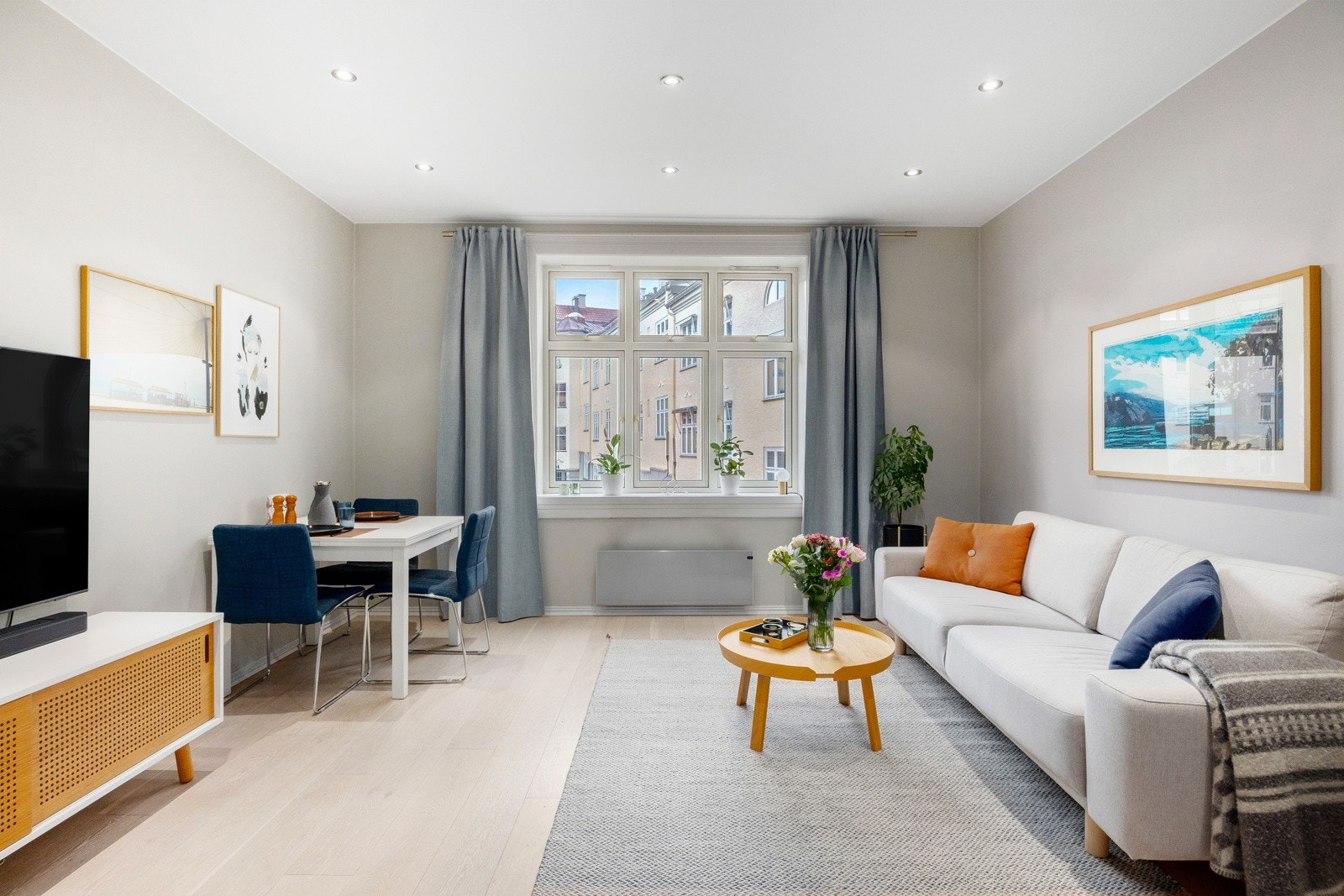Stuen er lys og åpen med en generøs takhøyde på 2,66 meter. Galleribilde