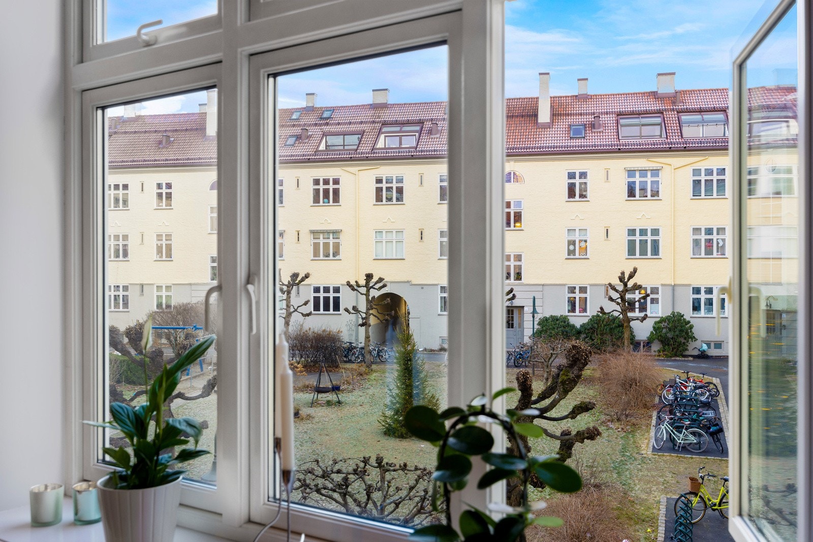 Fra boligen er det fint utsyn mot det nydelige gårdsrommet. Galleribilde