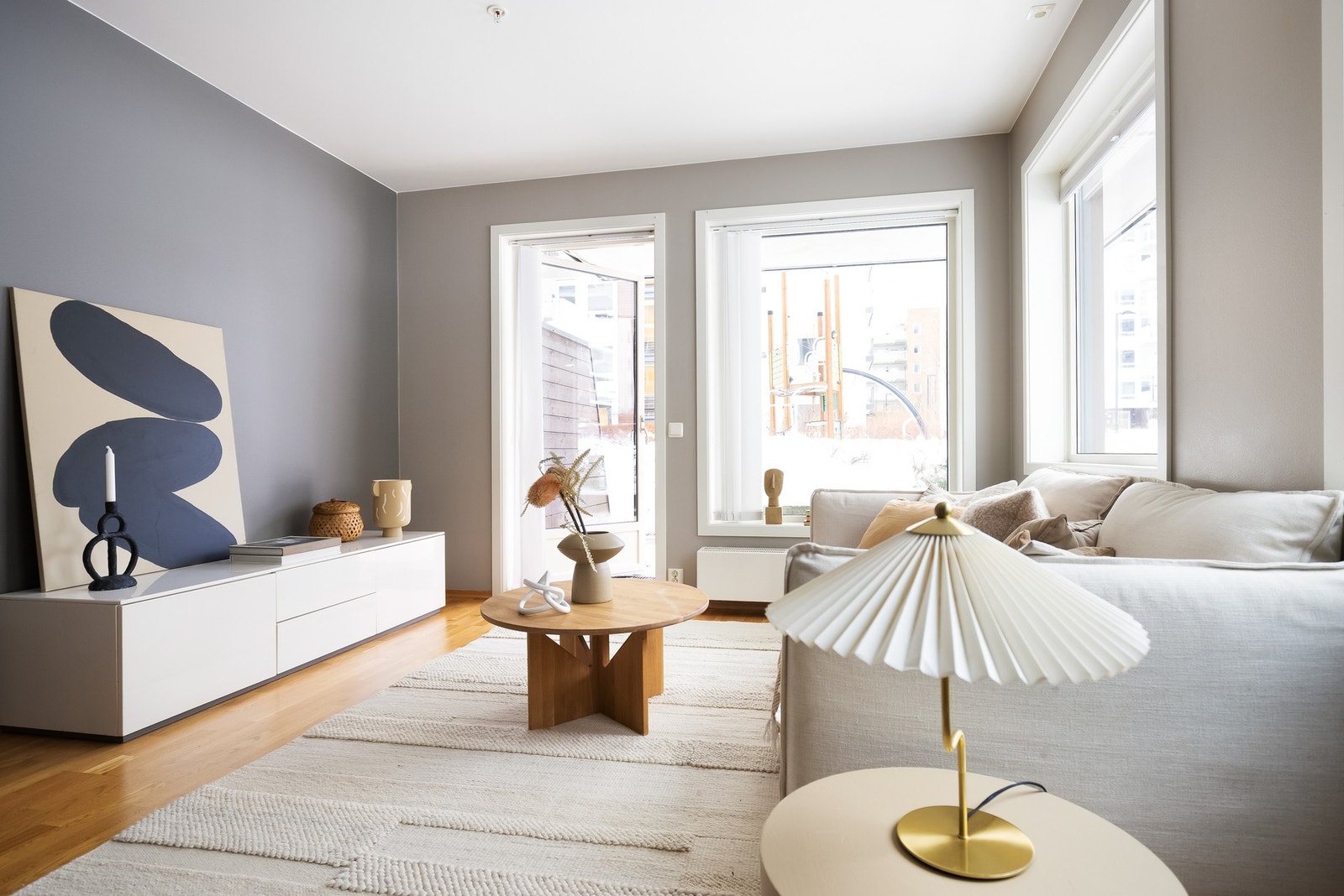 Innvendig får du en tiltalende bolig med en fin planløsning, parkettgulv og malte overflater i moderne fargevalg. Galleribilde