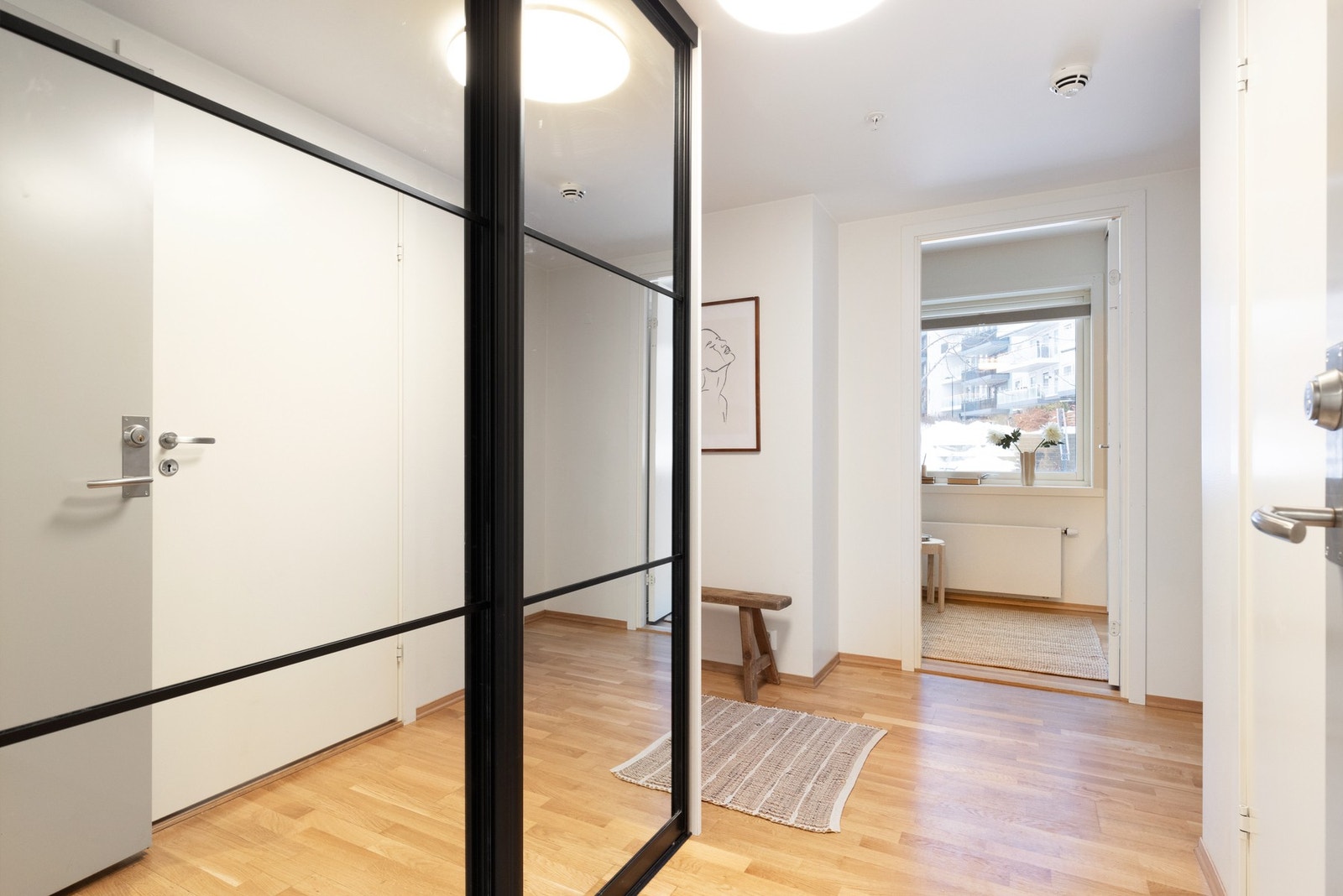 Stor skyvedørsgarderobe medfølger. Av ekstern lagring følger det en kjellerbod på 5 kvm. Galleribilde