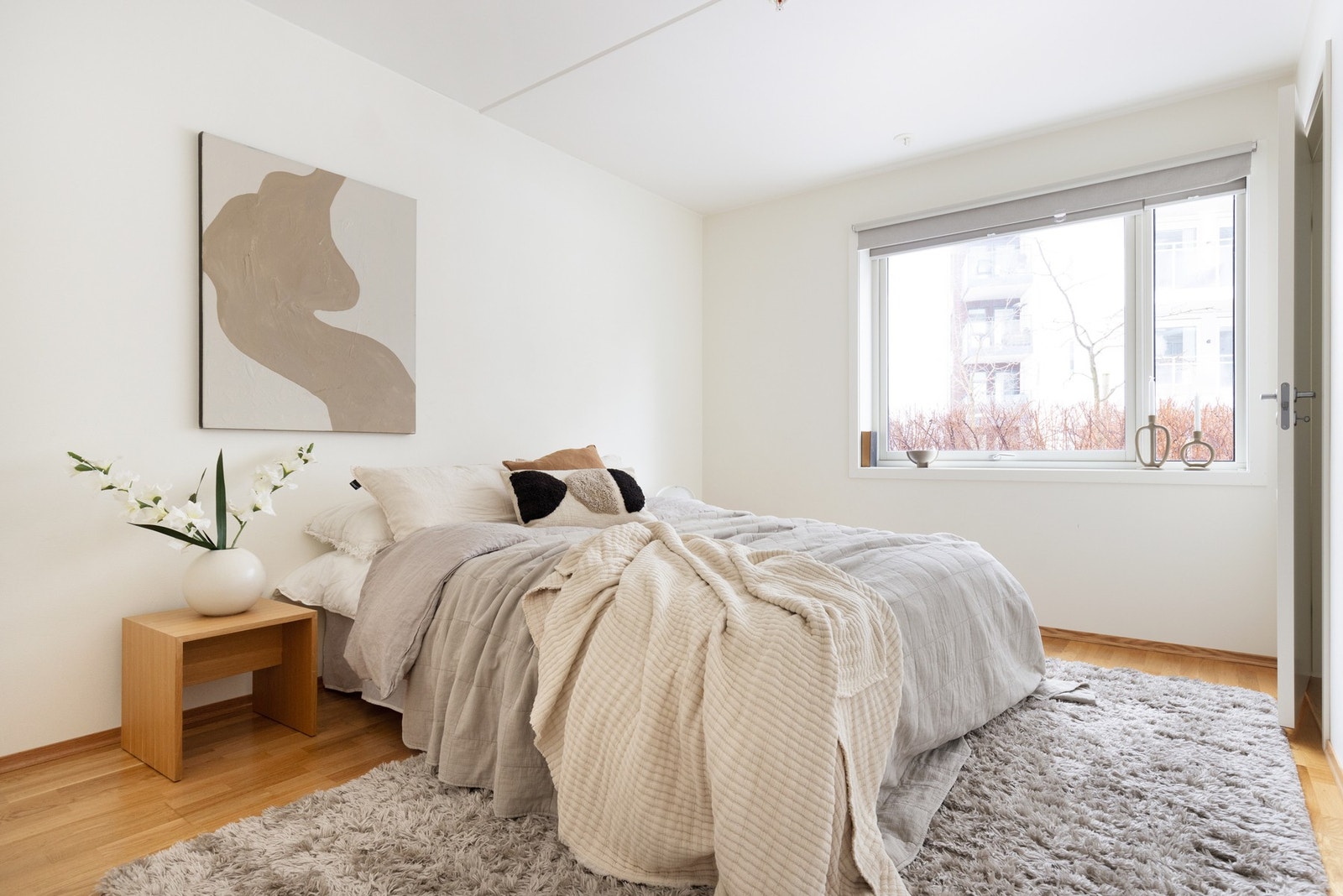 Leiligheten har to gode soverom som ligger fint plassert mot rolige omgivelser, så her er alt lagt til rette for en god natt med søvn. Galleribilde