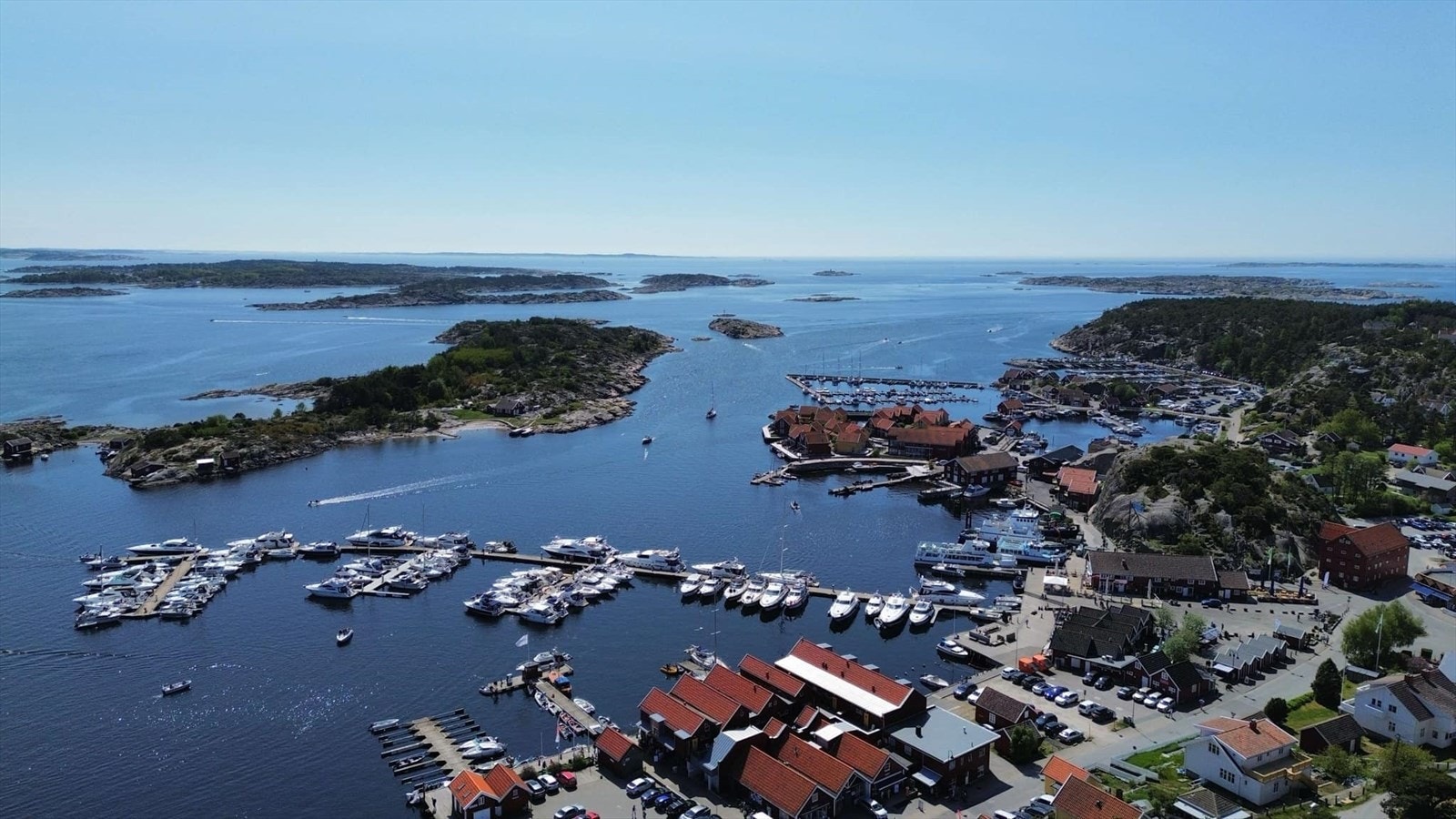 For sjøentusiaster er det enkel tilgang til båtplass, noe som gir en perfekt base for å utforske Hvalers unike skjærgård. Galleribilde