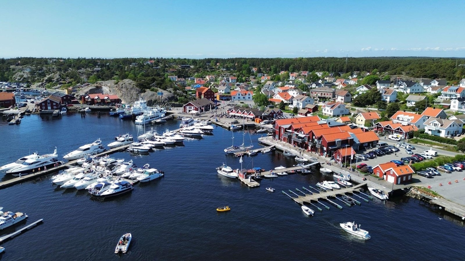 Fra eiendommen er det kun ca. 3 minutters gange til Skjærhalden sentrum, som byr på et variert utvalg av restauranter, koselige kafeer og butikker. Galleribilde