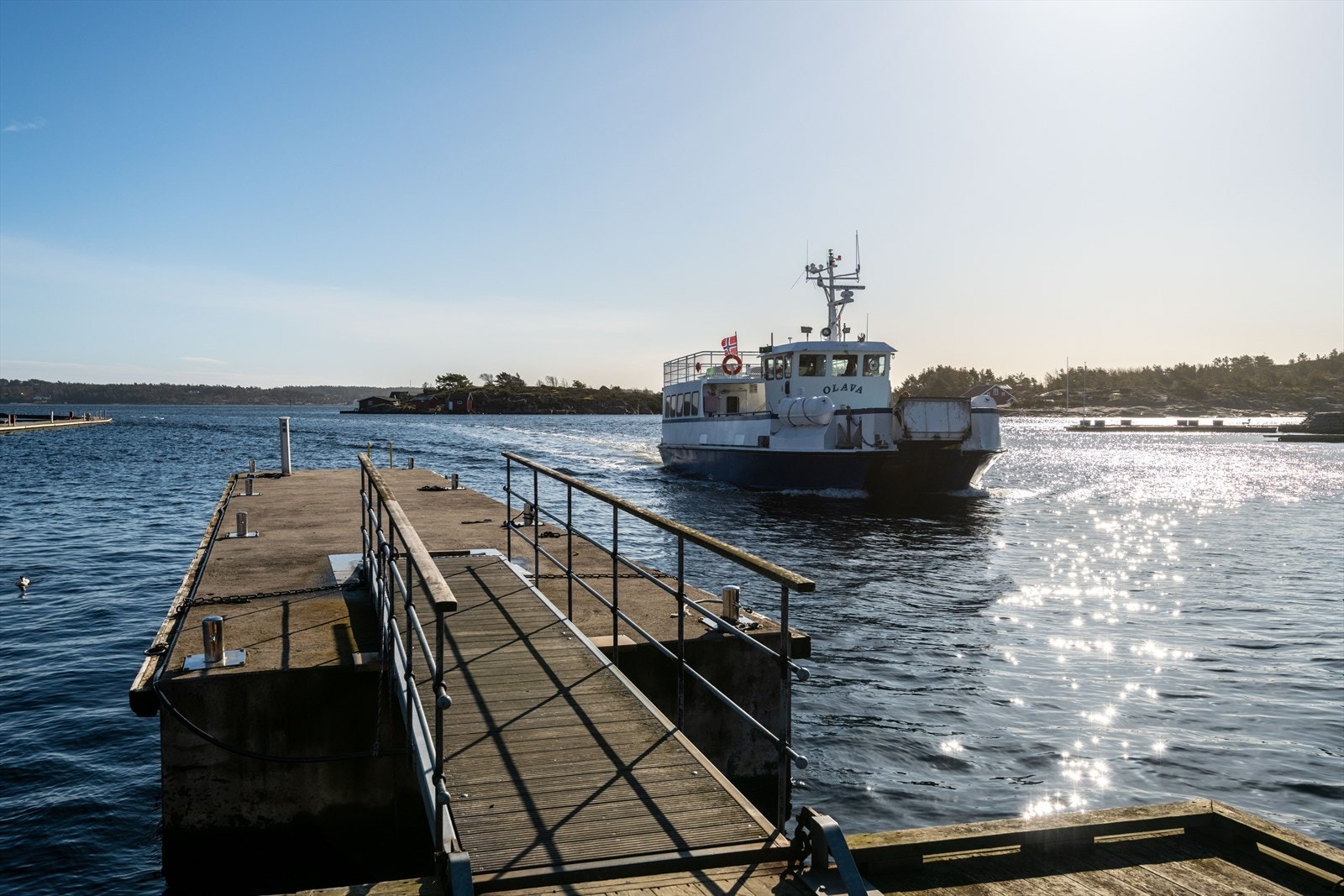 Skjærhalden er et knutepunkt for båtlivet og gir enkel tilgang til Hvalerferga, som tar deg ut til de idylliske østre øyene i Hvaler kommune, inkludert Herføl, Søndre Sandøy og Nordre Sandøy. Galleribilde