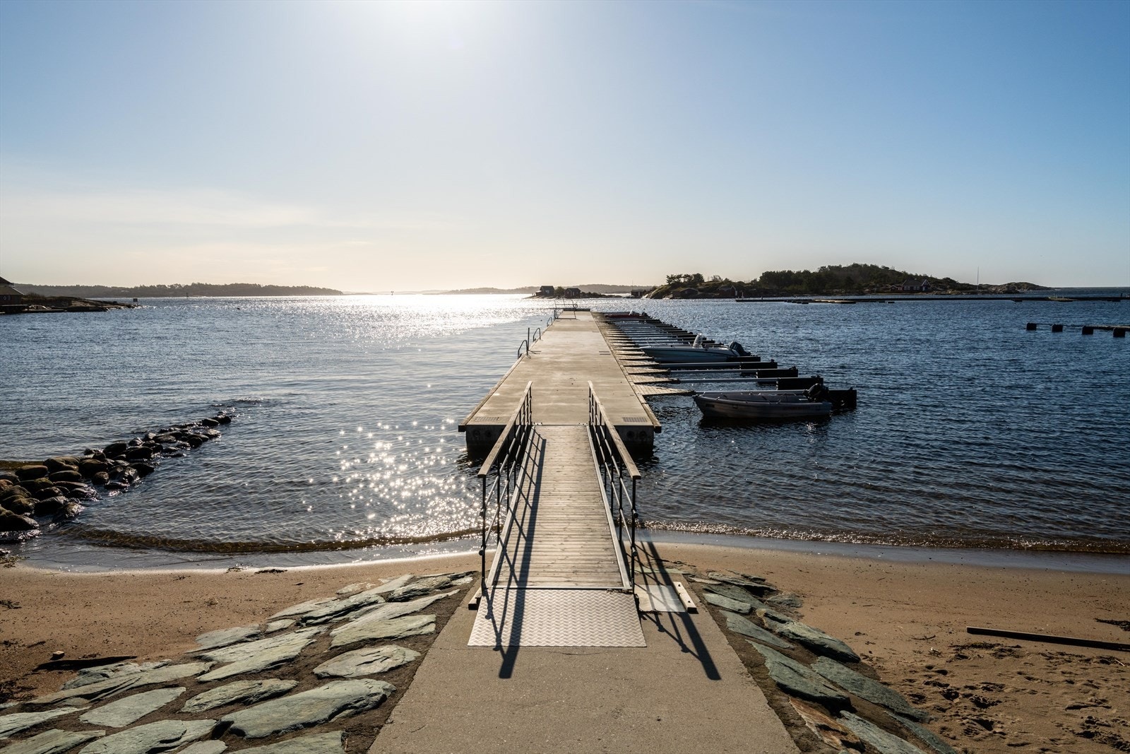 Fra tomten er det kun en kort spasertur til den idylliske bystranden, perfekt for avslappende dager ved sjøen. Galleribilde