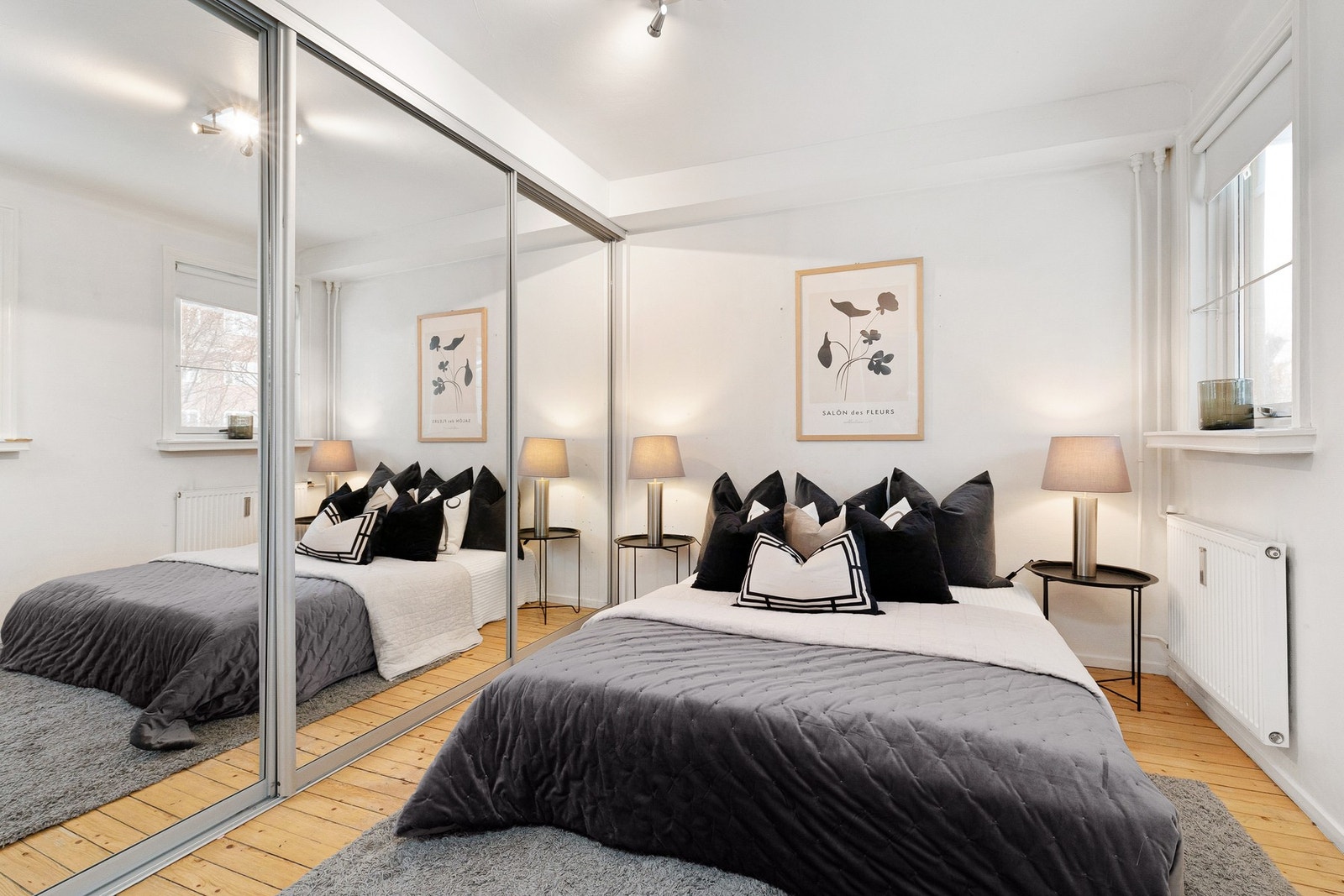 Soverom 1 med stor skyvedørsgarderobe. Galleribilde
