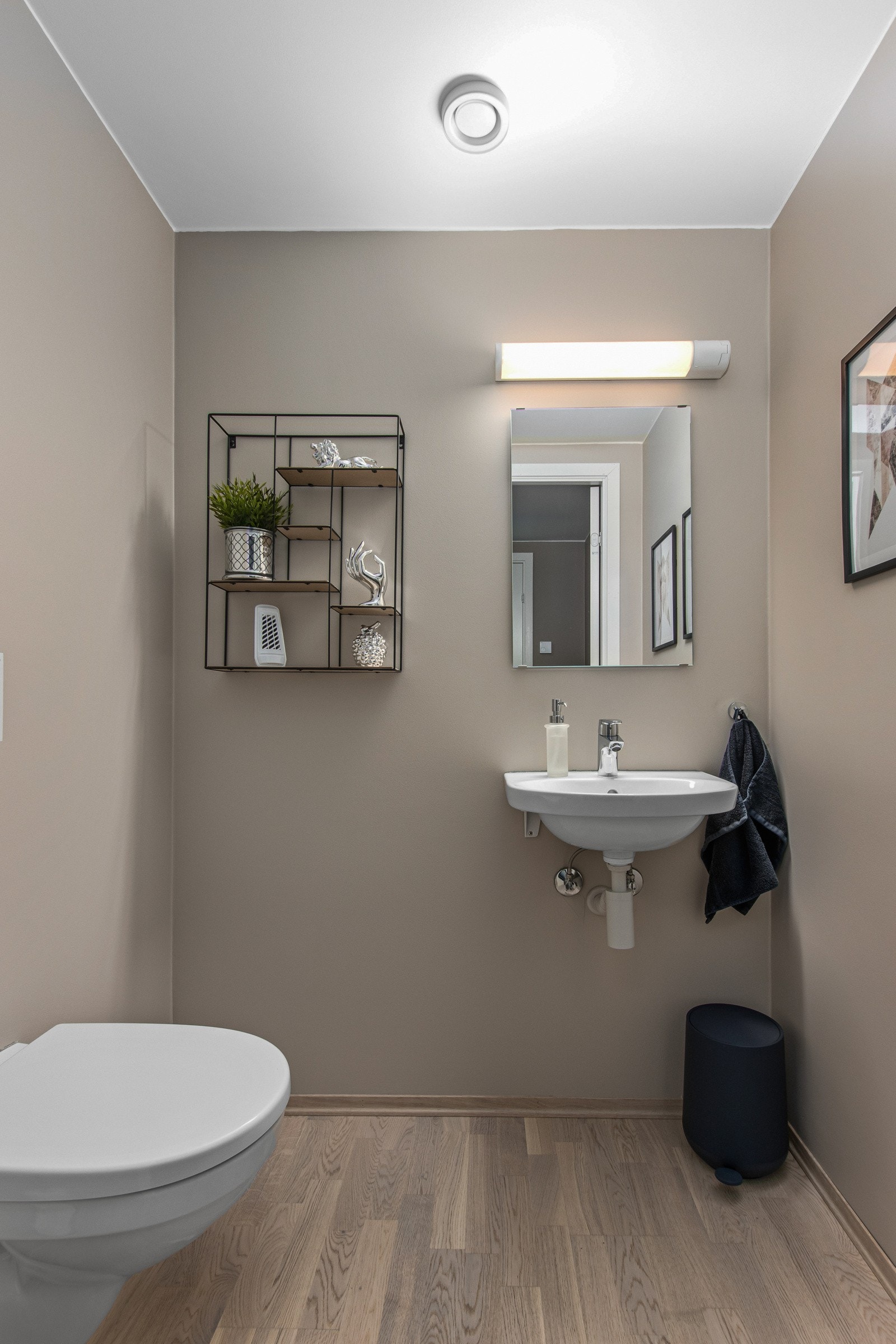 Eget gjestetoalett i gang i tillegg til WC på bad. Galleribilde