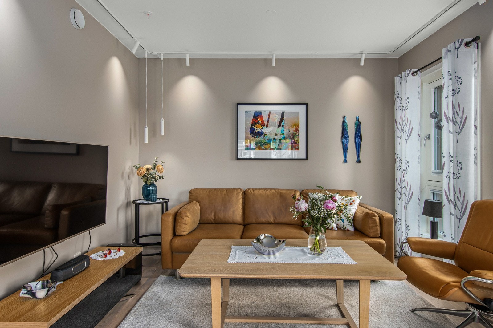 Stuen er utvidet (innlemmet et soverom) og oppgradert med slette overflate og spotskinner og downlights i himling med strådløs dimming. Galleribilde