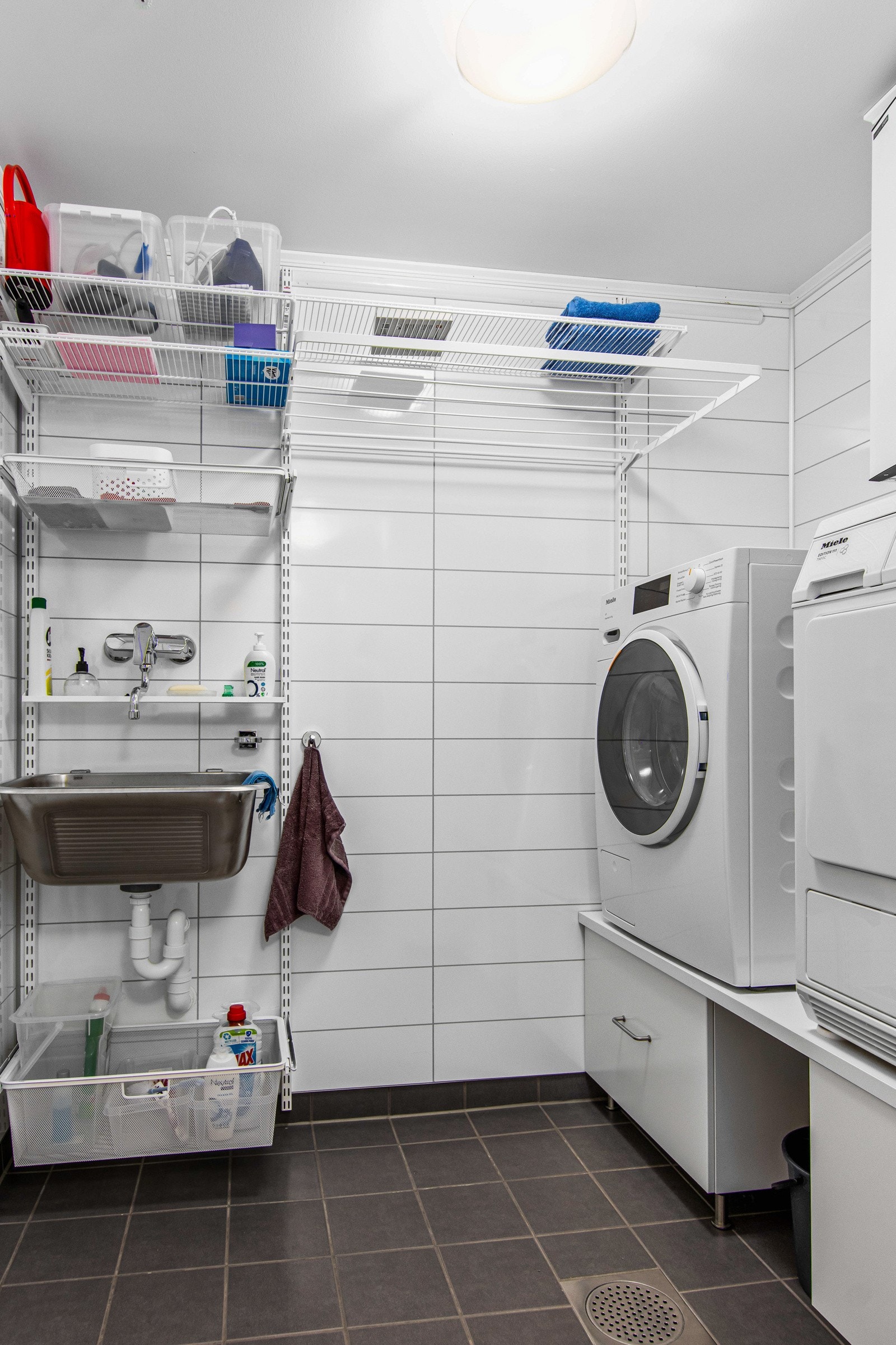 Vaskerom med praktisk oppheng og utslagsvask. Galleribilde