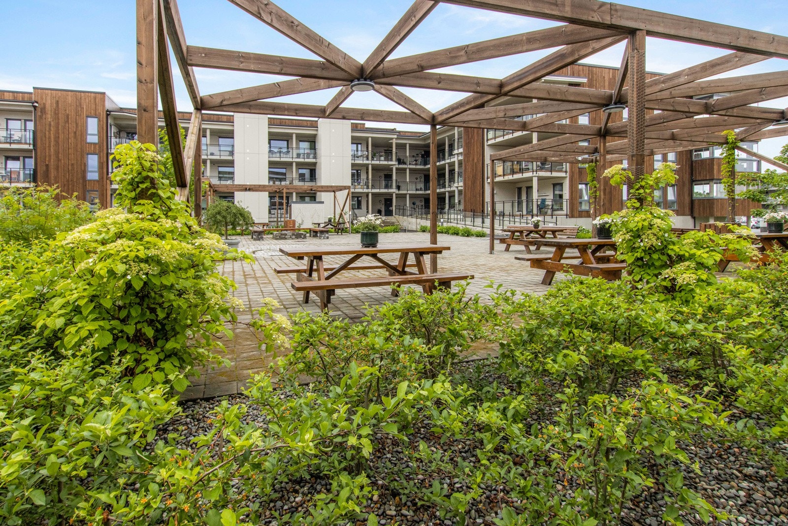 Pergola og trivelige sittegrupper hvor hagen kan nytes. Galleribilde