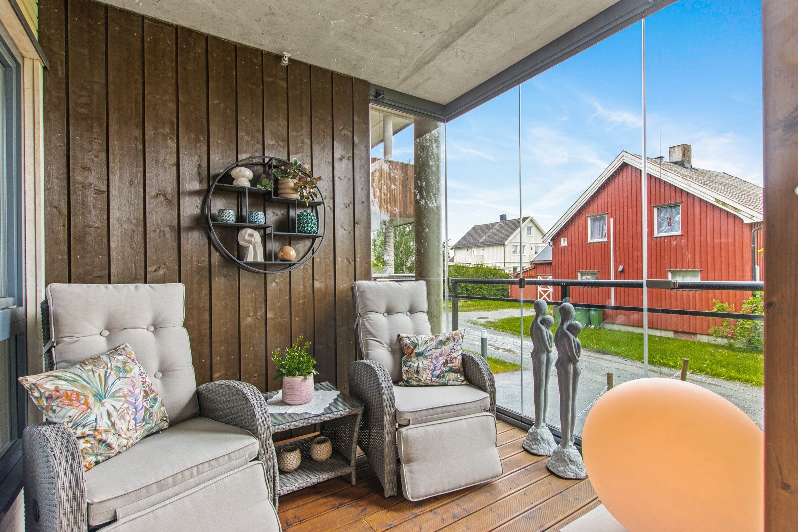 Skjermet innglasset veranda mot sør. Her kan man nyte kaffen i morgensola. Galleribilde