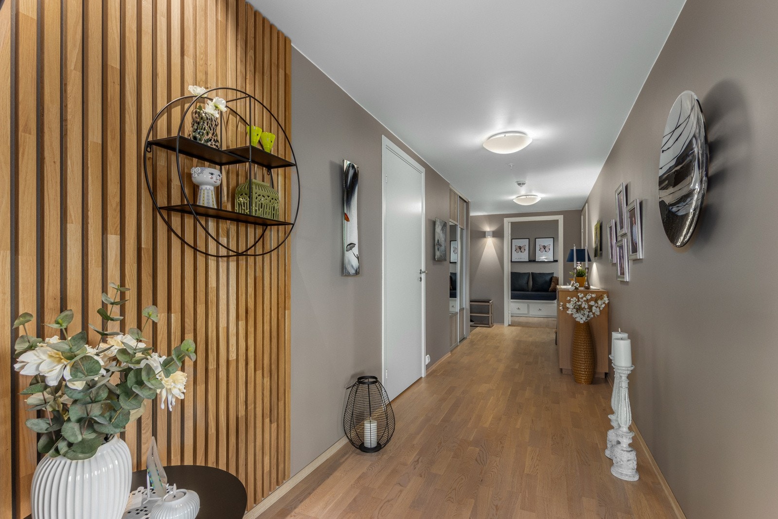 Leiligheten har kvaliteter som bl a lys eikeparkett, vannbåren varme i gulv inkl i felleskostnadene, balansert ventilasjon med varmegjennvinning Galleribilde