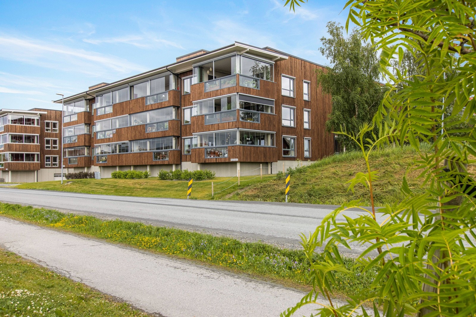 Velkommen til Fløytarvegen 6 - en vesentlig oppgradert hjørneleilighet med stor stue, oppgradert kjøkken, slette overflater, spotskinner, spiledetaljer, innglassede verandaer Galleribilde