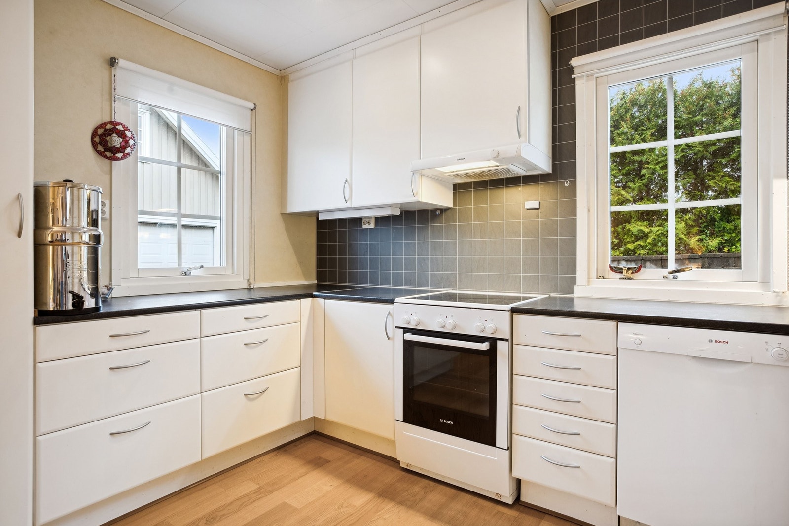 Lyst og romslig kjøkken Galleribilde