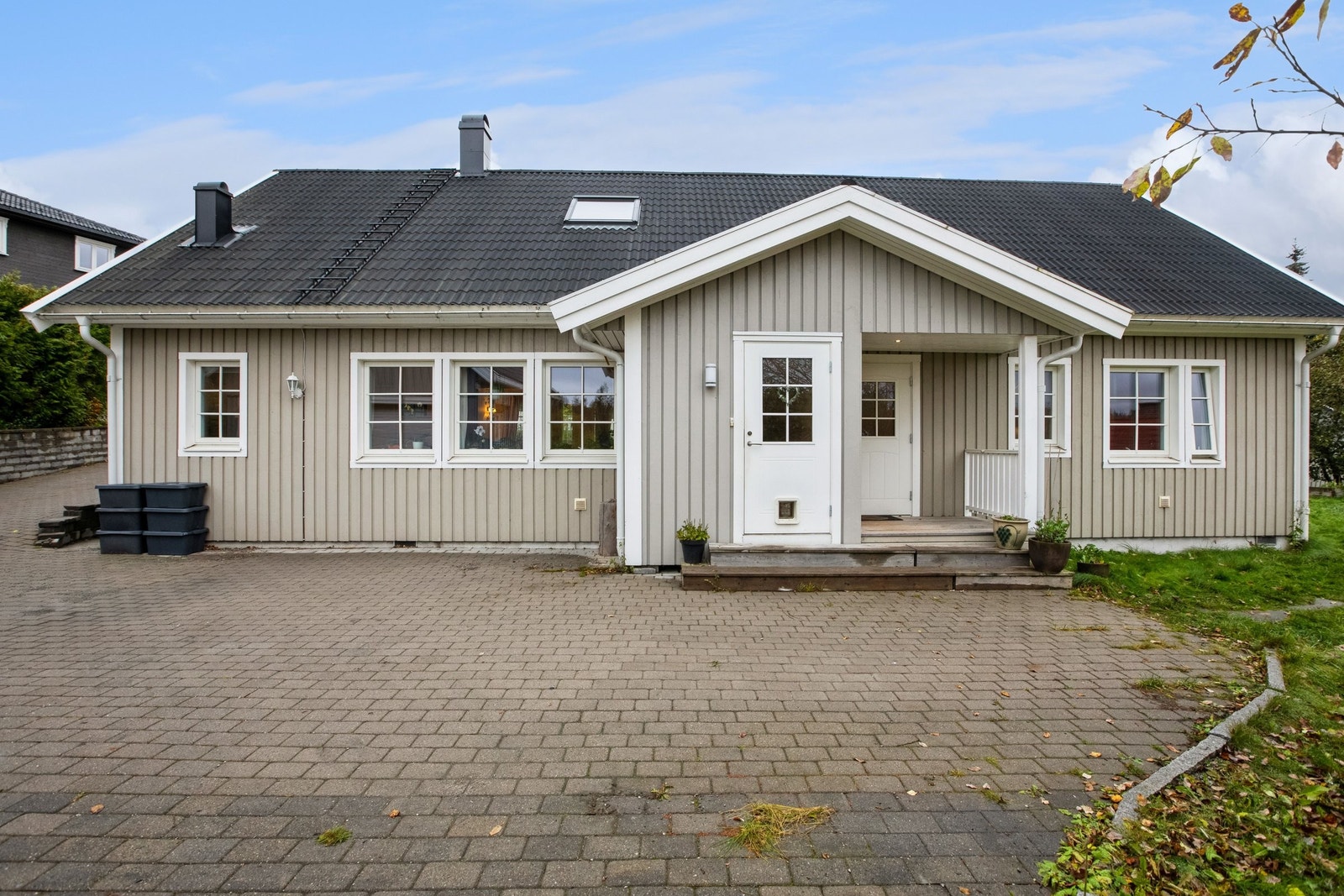 Gårdsplass og inngangsparti Galleribilde