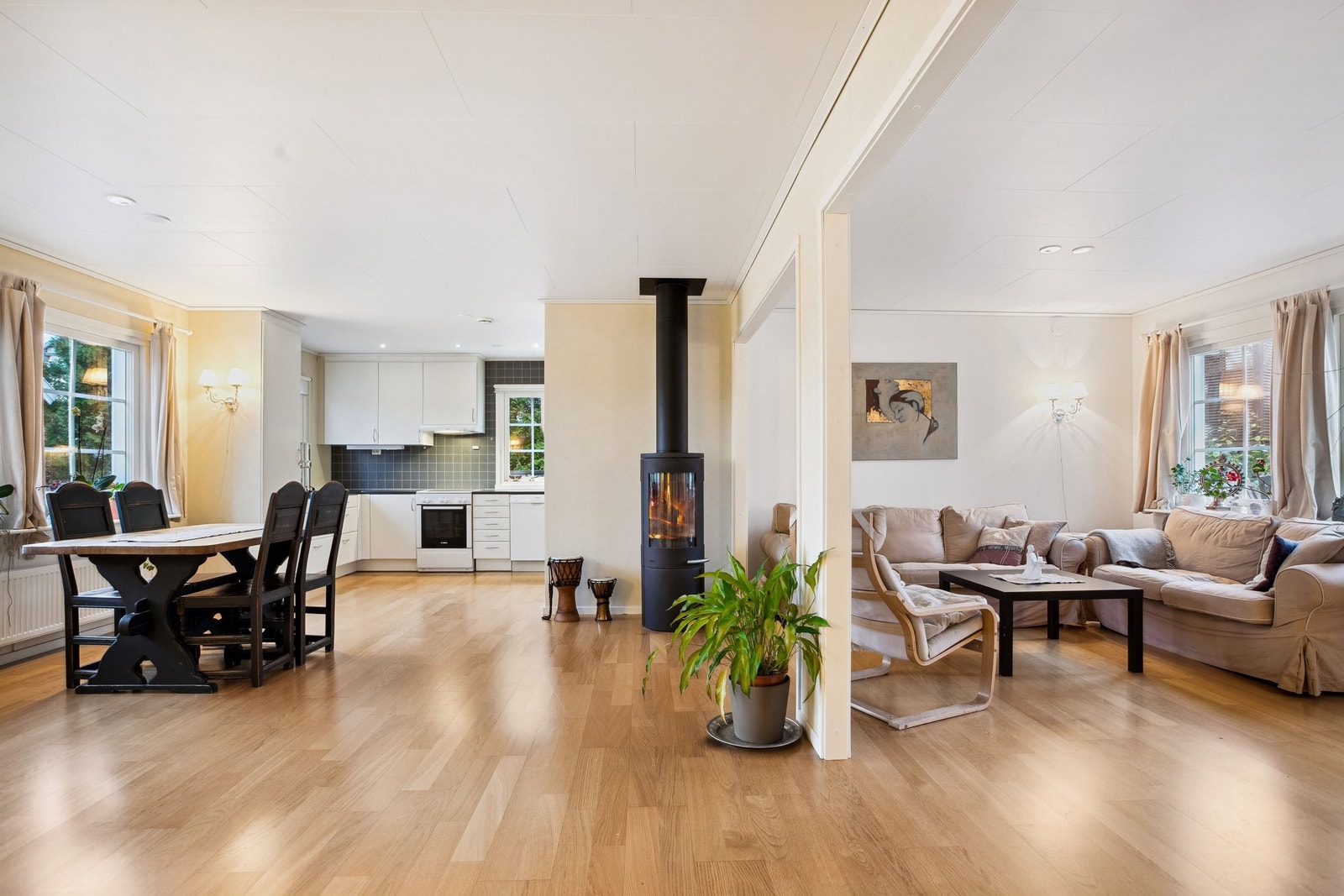 Hyggelig 2 delt stue i 1. etasje delvis integrert med kjøkkenet. Galleribilde