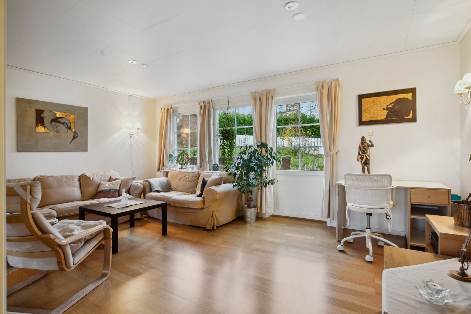 Sitteavdeling samt liten kontorplass i stua i 1. etasje Galleribilde