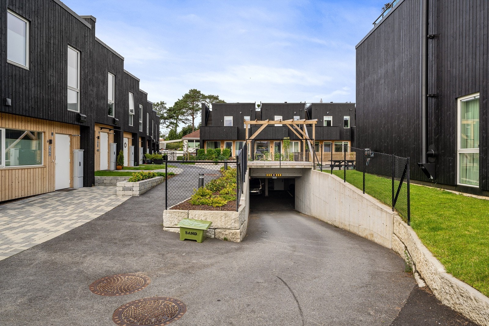 Felles parkeringskjeller som gir beboerne et bilfritt og godt bomiljø. En parkeringsplass med direkte adkomst til boligen. Det er også 3 gjesteparkeringer i parkeringskjelleren. Galleribilde