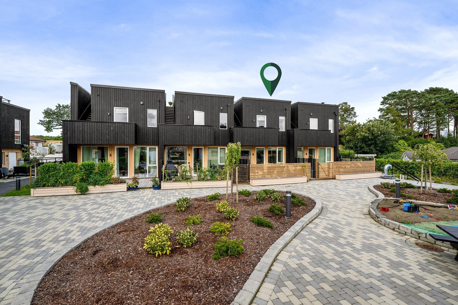 Velkommen til Forusskogen 36C. Et moderne og innholdsrikt rekkehus over 3 plan med 3 soverom, 2 bad og 2 stuer. Dette er et hjem som kombinerer moderne eleganse med praktisk bruk. Galleribilde