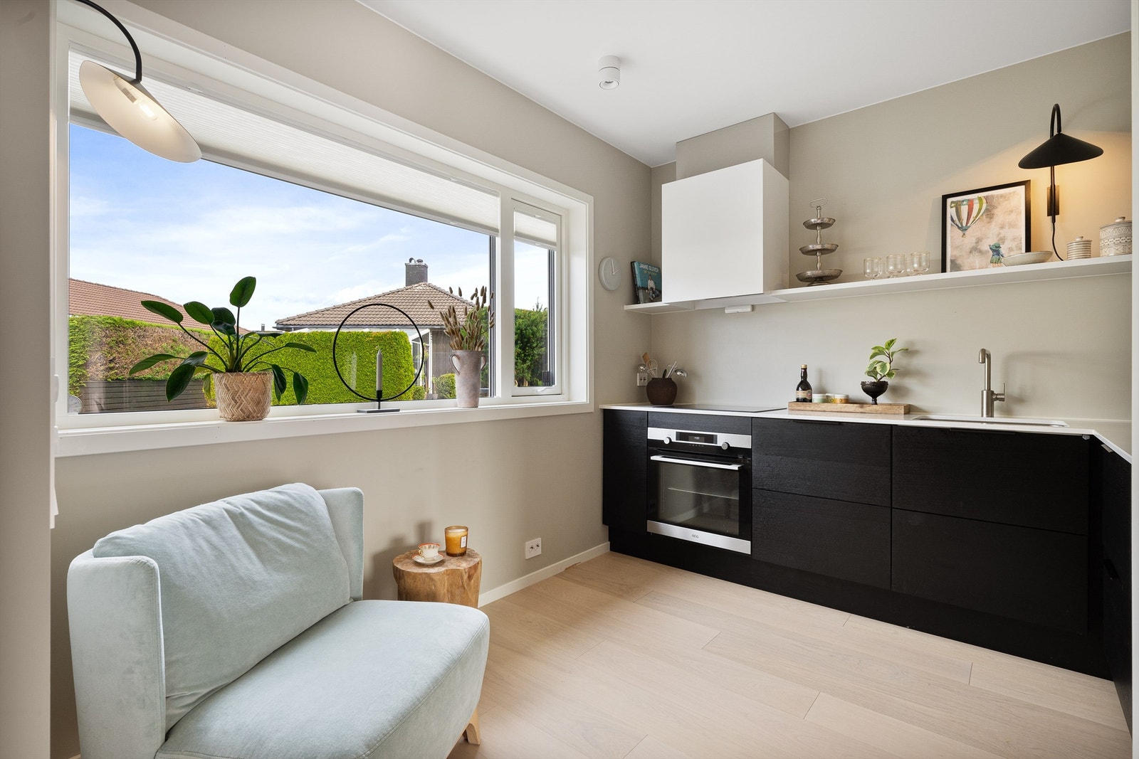 Dette moderne kjøkkenet kombinerer funksjonalitet med elegant design. Galleribilde