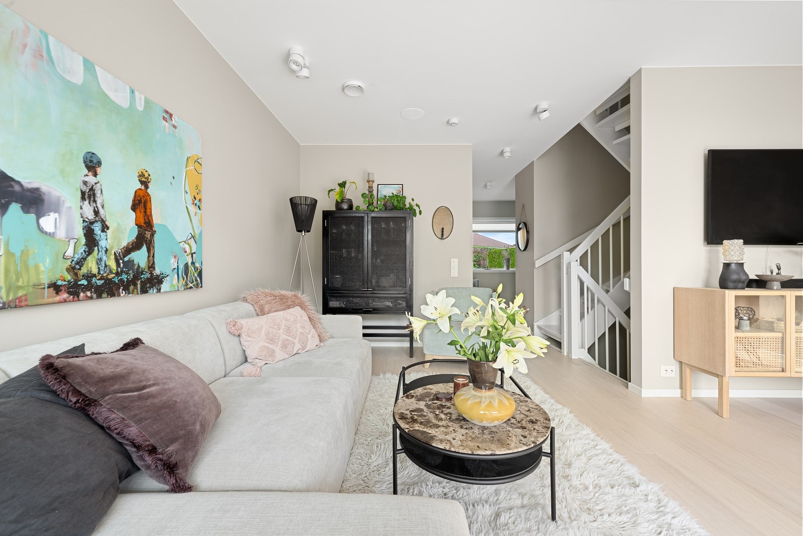 Boligen er malt opp i en lys og nøytral fargepalett som skaper en rolig og innbydende atmosfære. Galleribilde