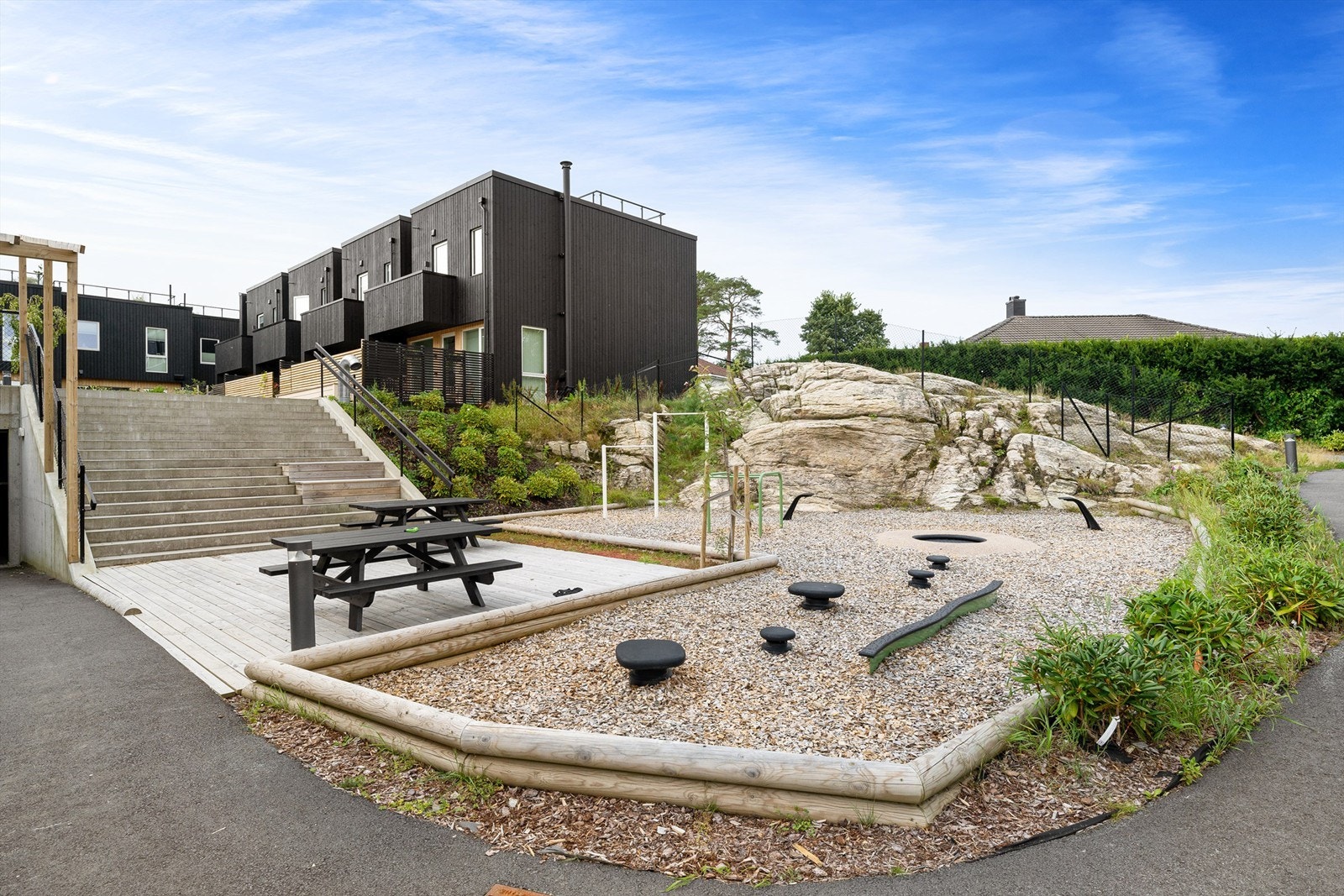 Store felles leke- og oppholdsarealer med balanse- og klatrepark i en hyggelig fellessone. Galleribilde