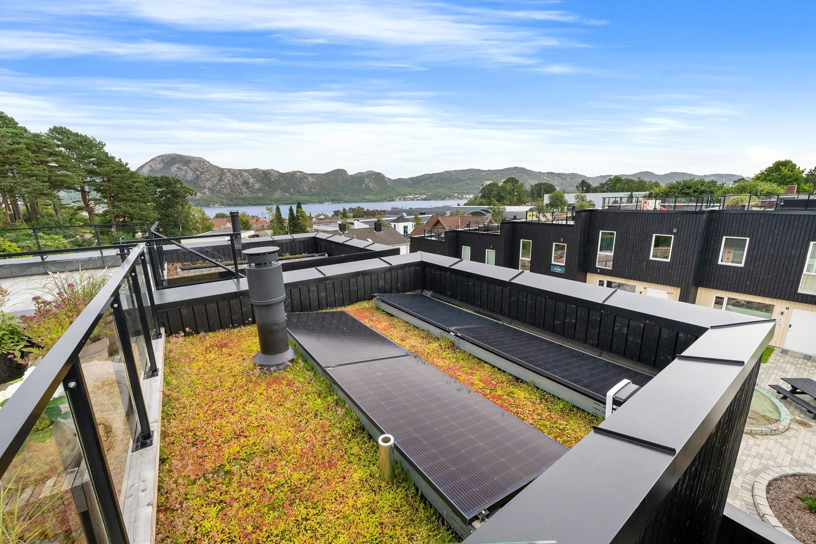 Boligen er utstyrt med solcelleanlegg. Forusstranda med flotte bademuligheter ligger ca. 500 meter unna. Langs sjøen går det tursti både mot Sandnes og Stavanger. Galleribilde
