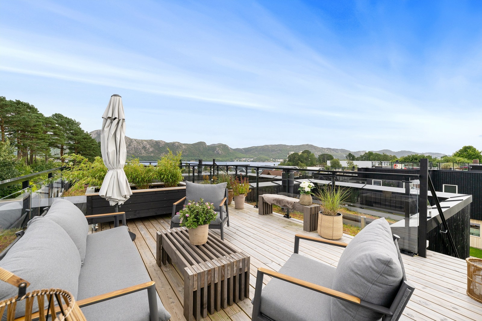Denne boligen har en oase av en takterrasse med en fantastisk utsikt over Gandsfjorden og fjellene bak. Her kan du nyte solen og lange sommerkvelder. Galleribilde