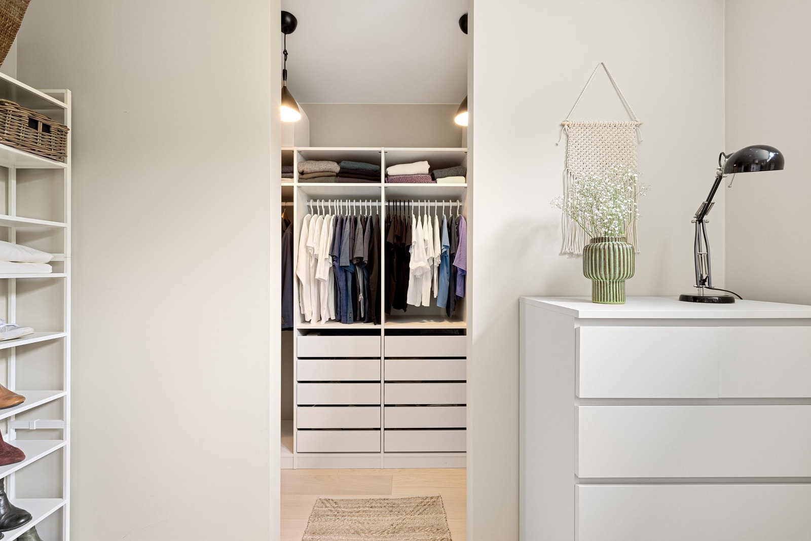 Stilrent og praktisk klesgarderobe i forbindelse med soverommet i kjeller. Galleribilde