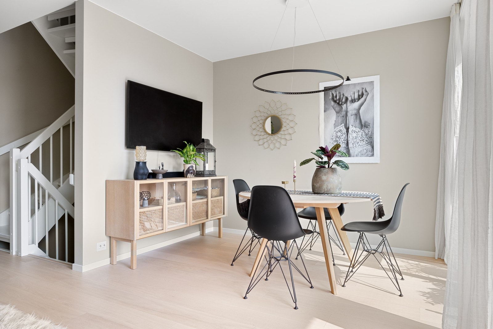 God plass til spisegruppe. Dette spisestedet inviterer til koselige måltider og gode samtaler i behagelige omgivelser. Galleribilde