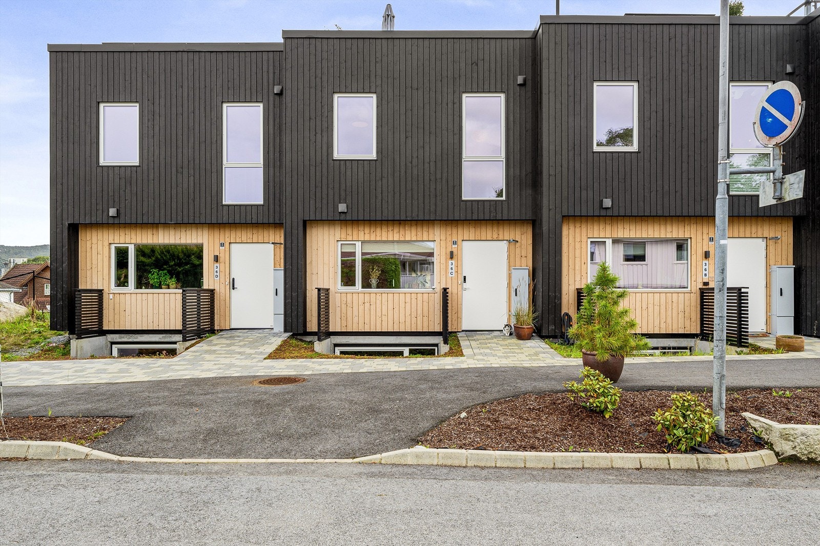 Boligen ligger i et populært, etablert og sentralt boligområde med umiddelbar nærhet til arbeidsplasser på Forus og flotte turområder langs Gandsfjorden. Galleribilde