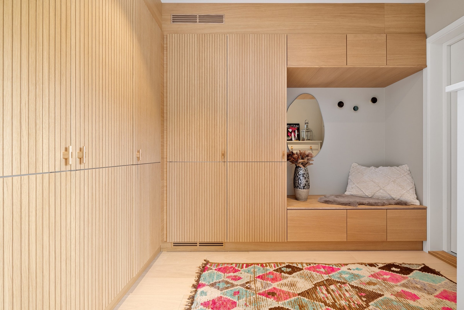 Denne innbydende og stilrene boligen tilbyr et moderne design med smarte og elegante oppbevaringsløsninger. Den integrerte sittebenken gir både funksjonalitet, estetikk og praktisk bruk. Galleribilde