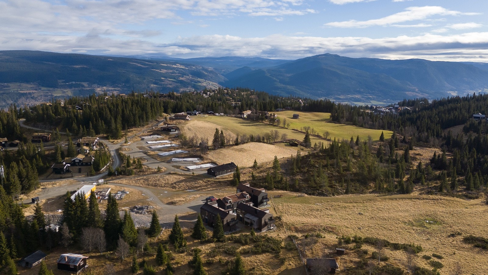 Her kan du nyte korte avstander til fine tur- og aktivitetsmuligheter sommer som vinter, i en av Norges fineste alpindestinasjoner. Galleribilde