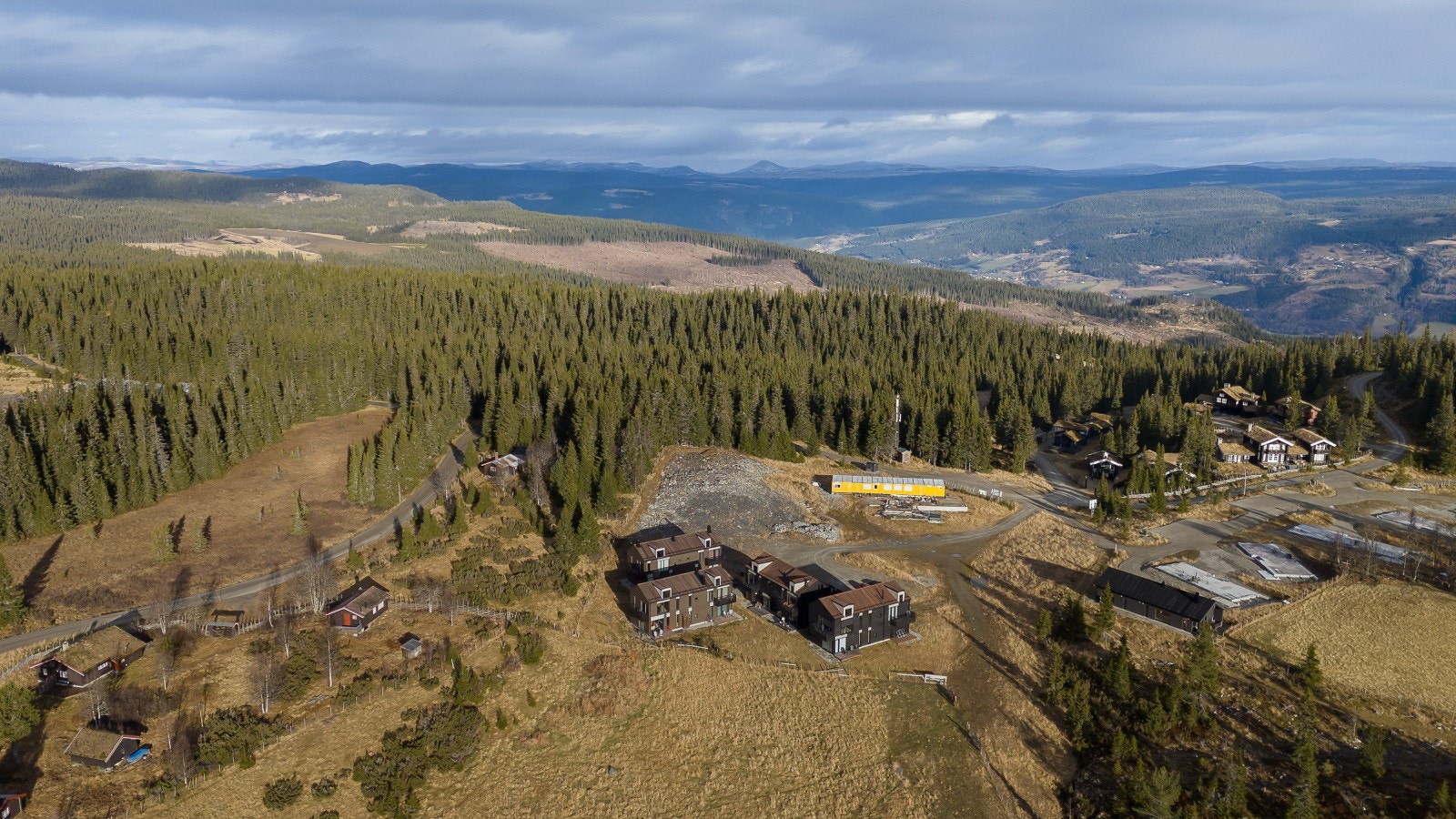 Fra hytta er det ski inn/ut via tilfartsløype til vinteraktiviteter i Kvitfjell alpinsenter med bakker for alle aldre. Galleribilde