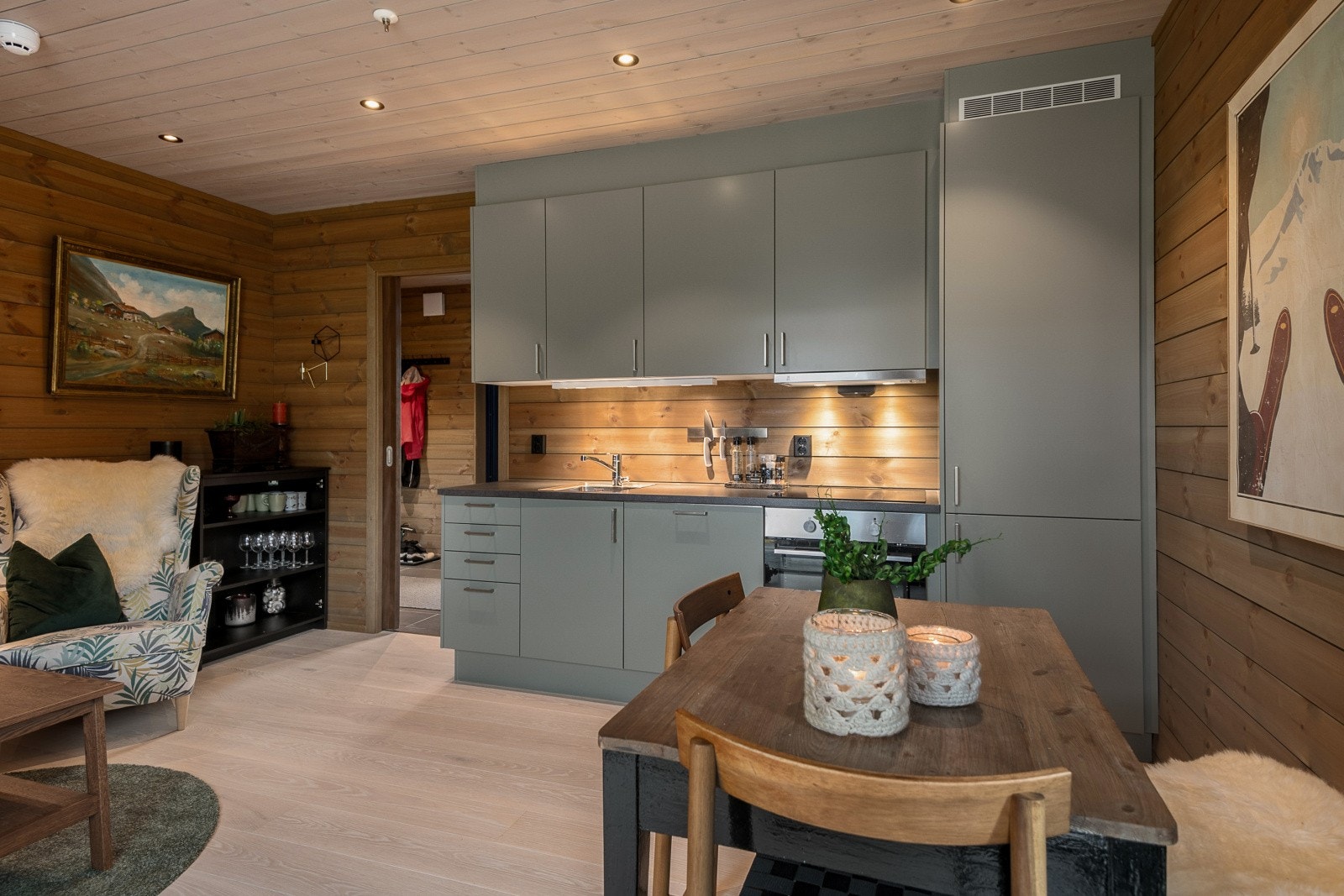 Kjøkkenet har en pen og tidløs innredning som sørger for god arbeidsflyt. Galleribilde