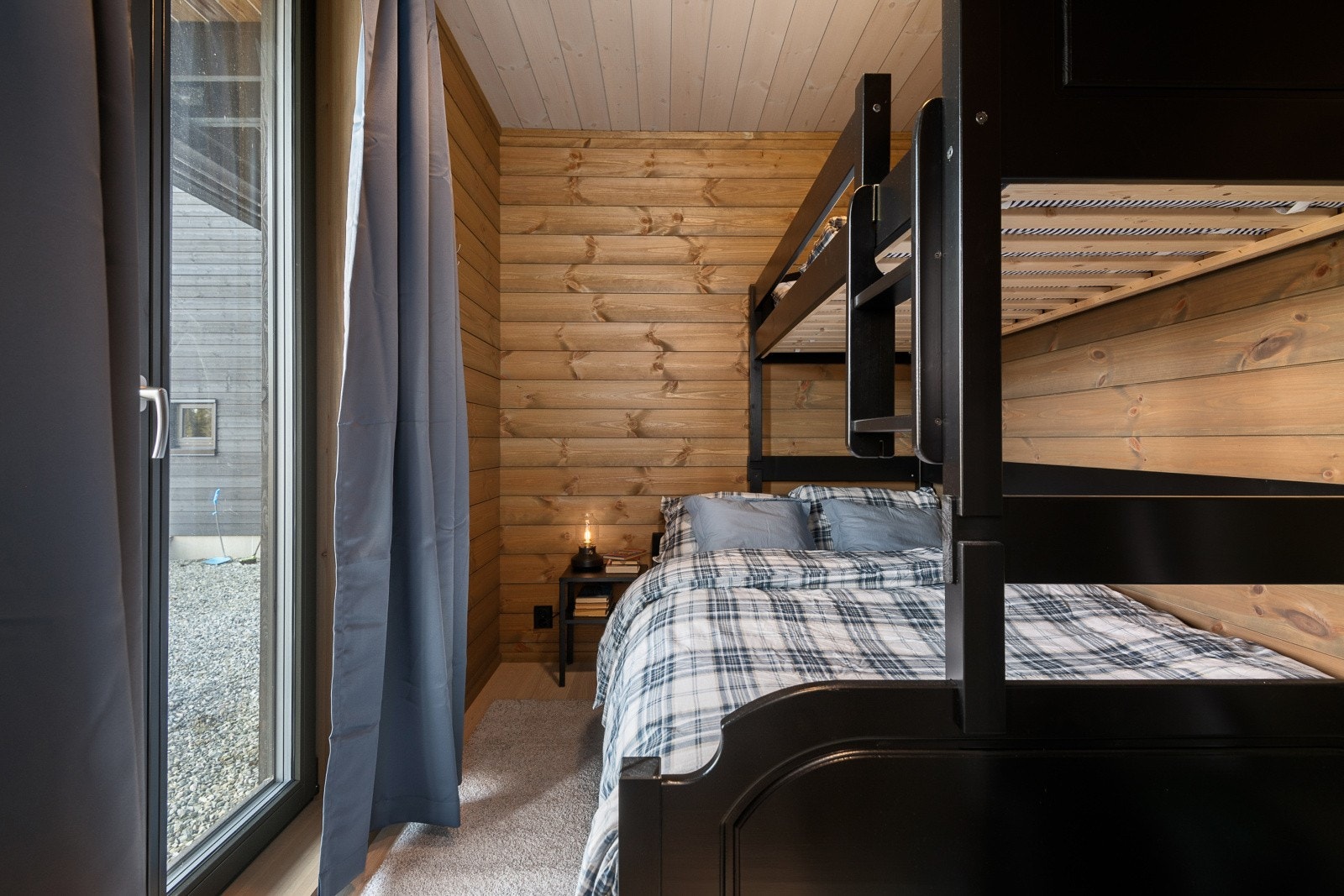 Soverom II er praktisk innredet med familiekøye. Galleribilde