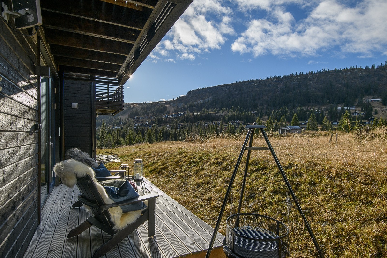 Fra stuen er det utgang til en hyggelig og overbygget terrasseplatting på 7 kvm. Galleribilde