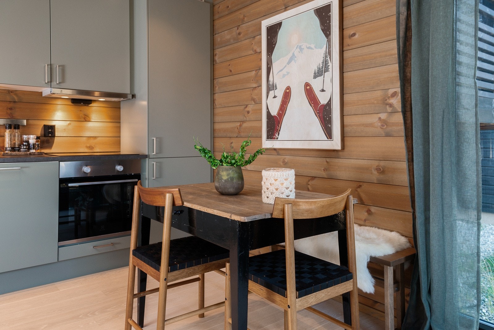 I kjøkkensonen er det plass til en hyggelig spiseplass. Galleribilde