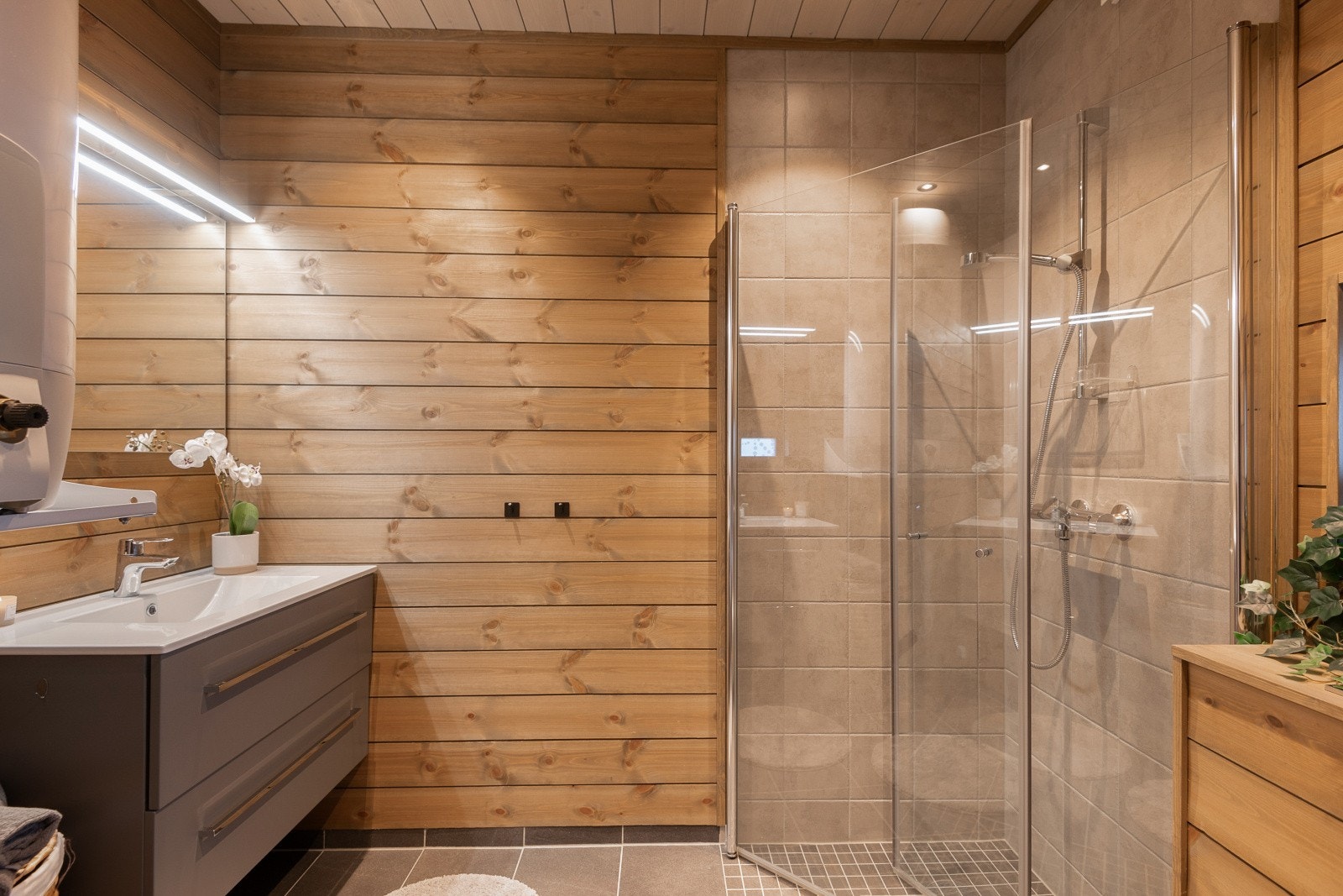 Leiligheten har videre et pent bad med flislagt gulv med gulvvarme og fliser/panel på veggene. Galleribilde