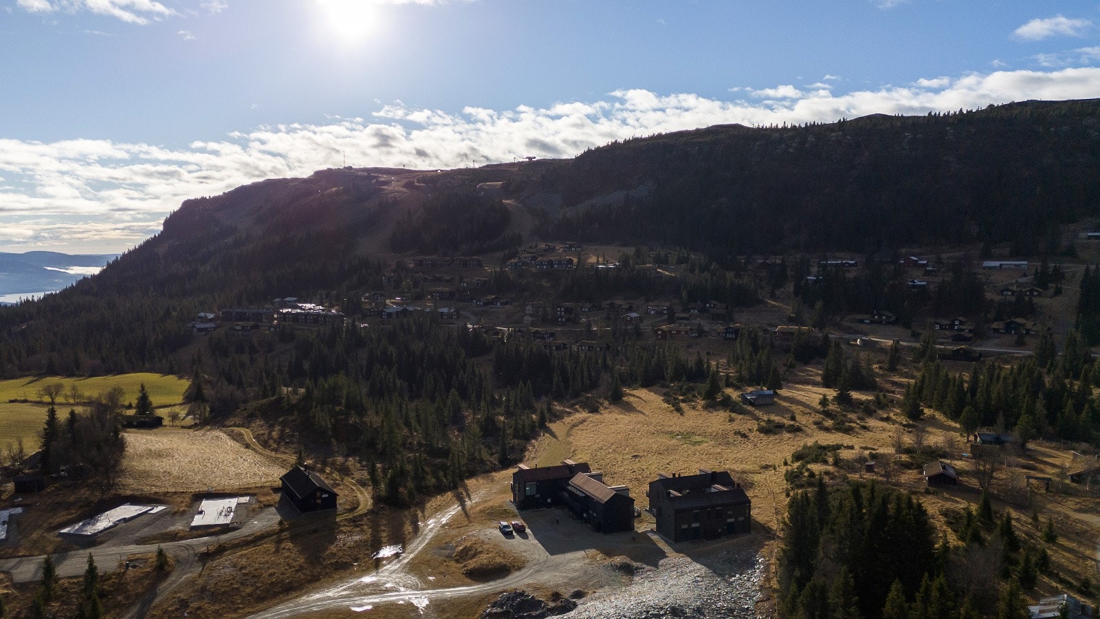 Dette er en fantastisk beliggenhet med enkel tilgang til både alpint og langrenn - perfekt for de som ønsker det beste av begge verdener! Galleribilde