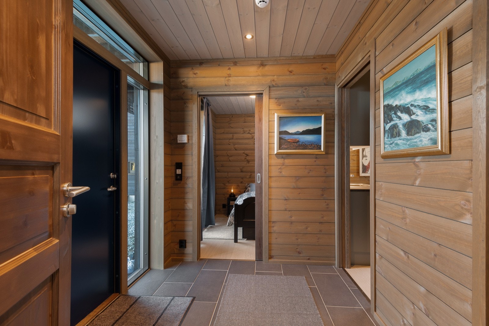 Når du kommer inn i leiligheten, blir du møtt av en pen og romslig entré. Galleribilde