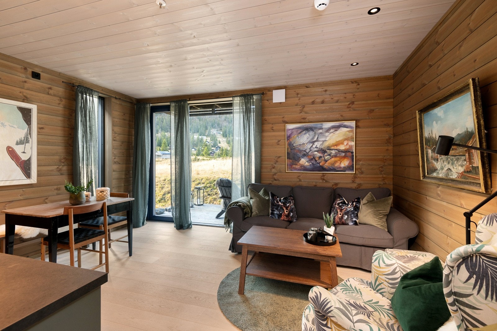 Lys og luftig stue i åpen løsning til kjøkken. Galleribilde