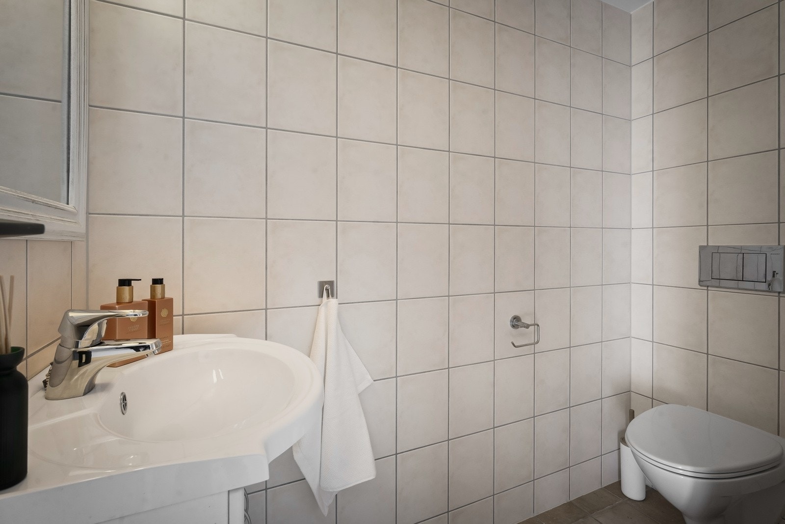 Separat toalettrom med adkomst fra entreen. Galleribilde