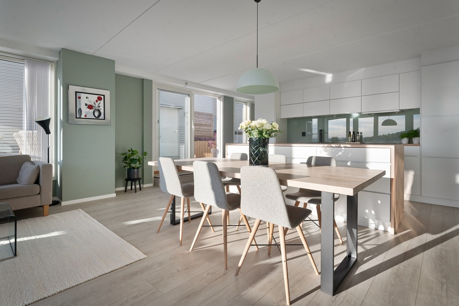 I overgangen mellom stuen og det moderne kjøkkenet, er det fin plass til stort langbord. Galleribilde