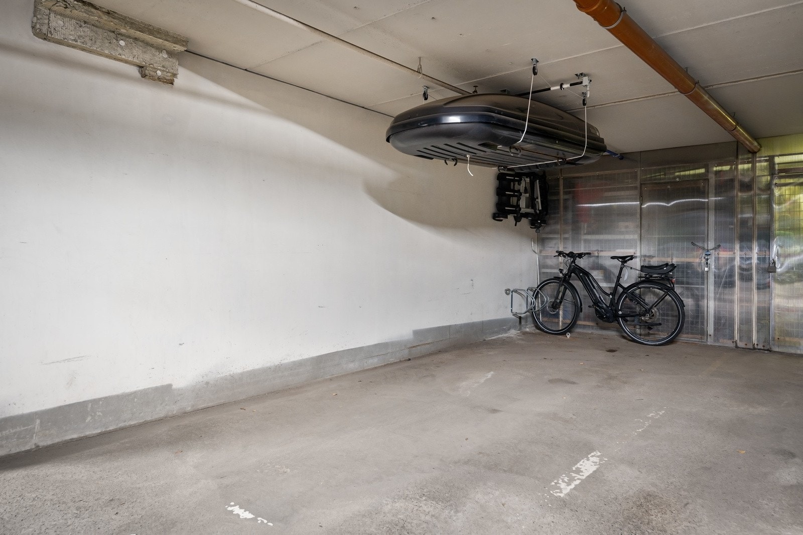 Medfølgende garasjeplass i felles, lukket anlegg - Heis fra garasjeanlegg og til leilighetsetasje. Galleribilde