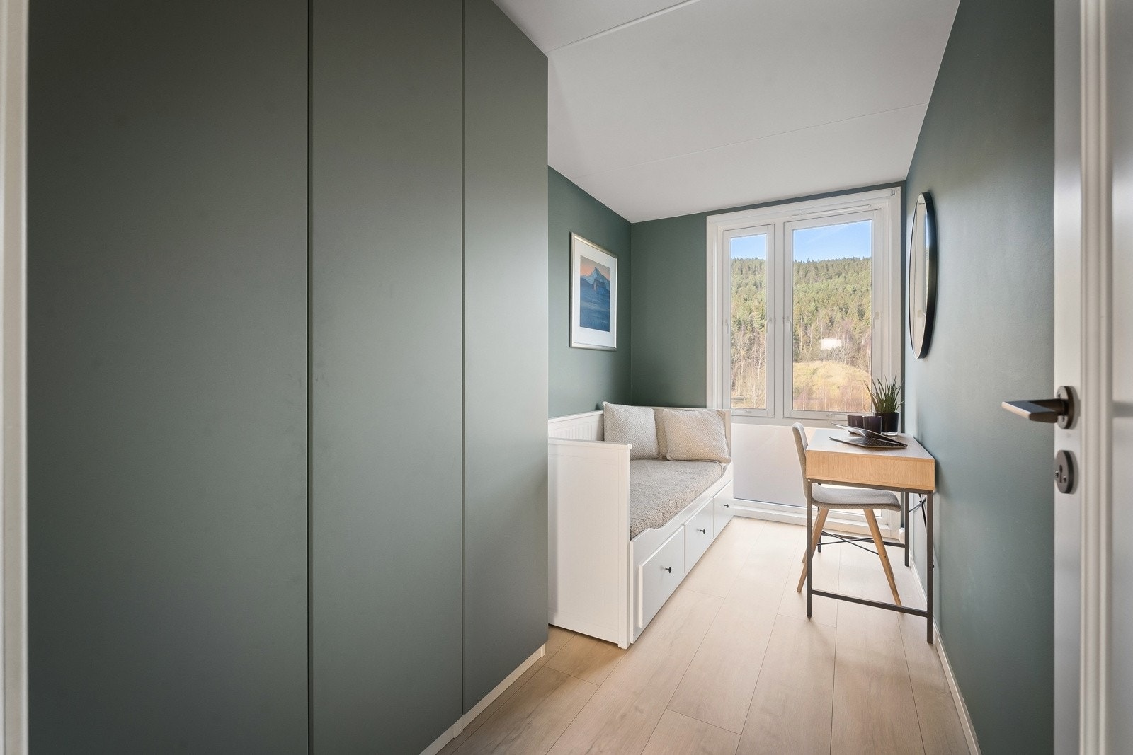 Soverom nr. 2 er også av fin størrelse og passer utmerket som et barnerom/gjesterom/kontor. Galleribilde