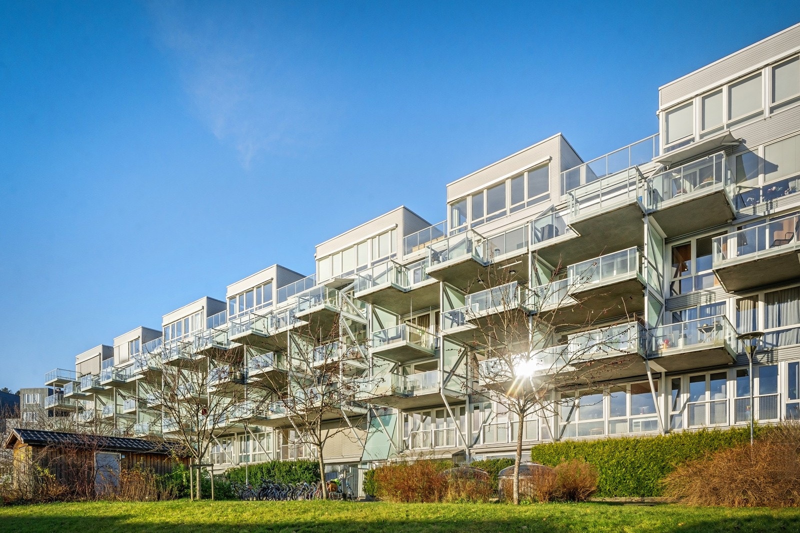 Svært barnevennlig beliggenhet ved inngangen til marka - Godt tilpasset familier med aktiv livsstil. Her finnes bl.a. felles smørebod, badstue og intern barnehage. Galleribilde