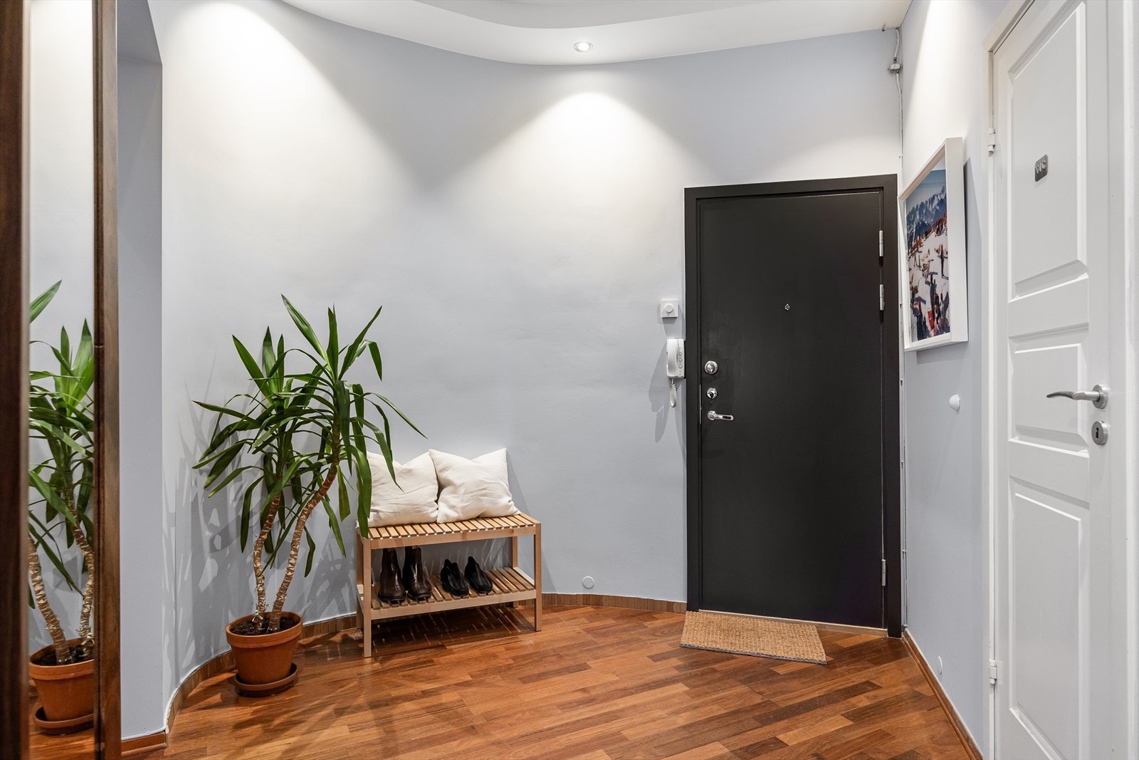 Stor og innbydende entré med god plass til oppheng av klær og lagring av sko Galleribilde