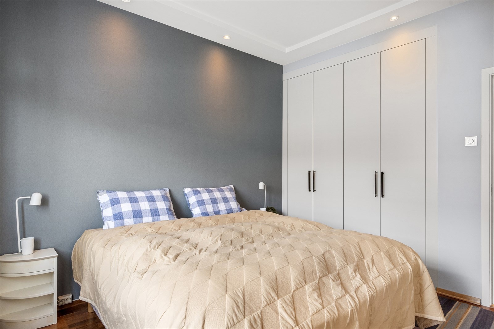 Praktiske integrerte garderobeskap, perfekt for lagring av klær, sko og diverse ting Galleribilde