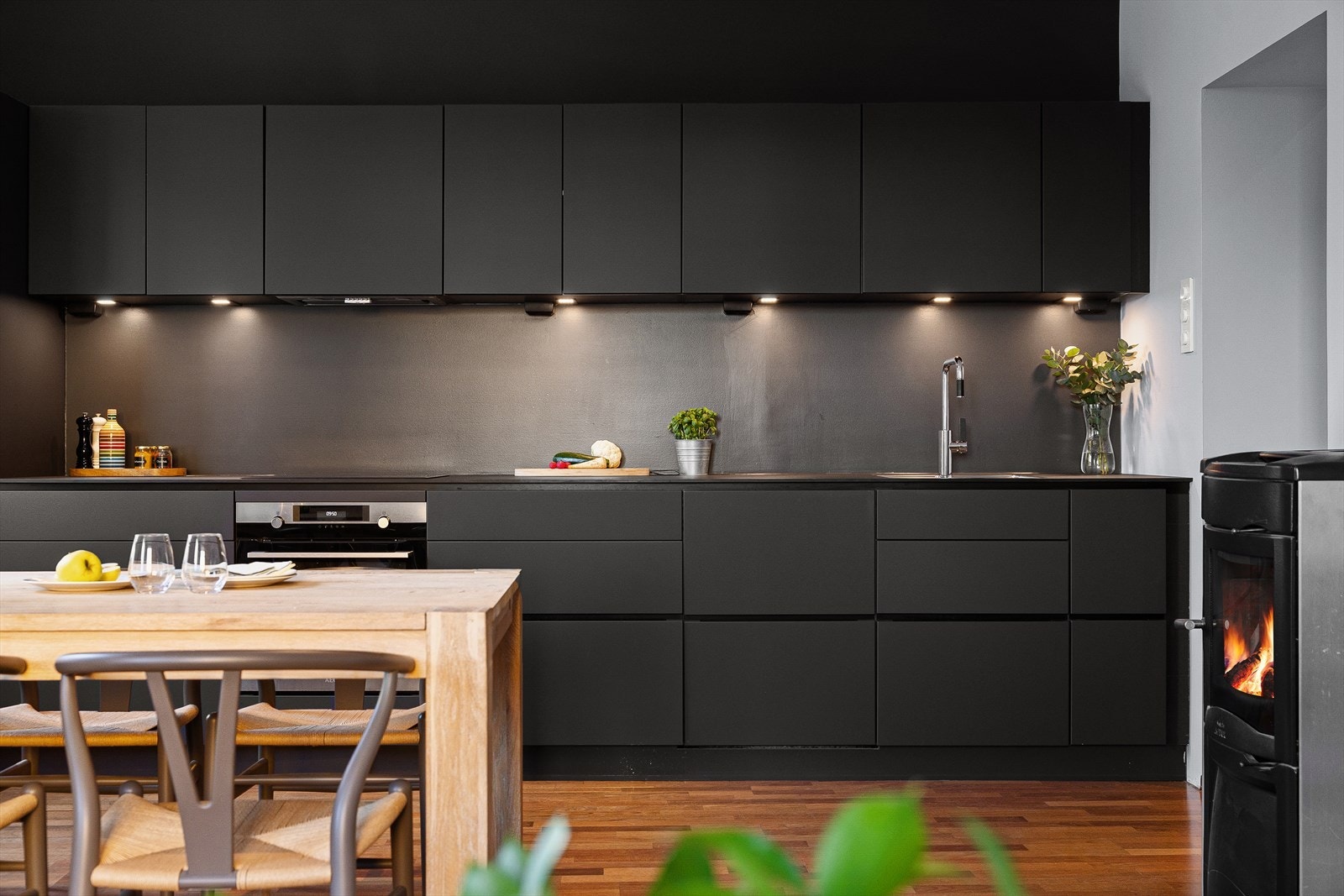 I tillegg er det integret kjøl/fryseskap, oppvaskmaskin, platetopp og stekeovn. Hvitevarer fra AEG og Siemens Galleribilde